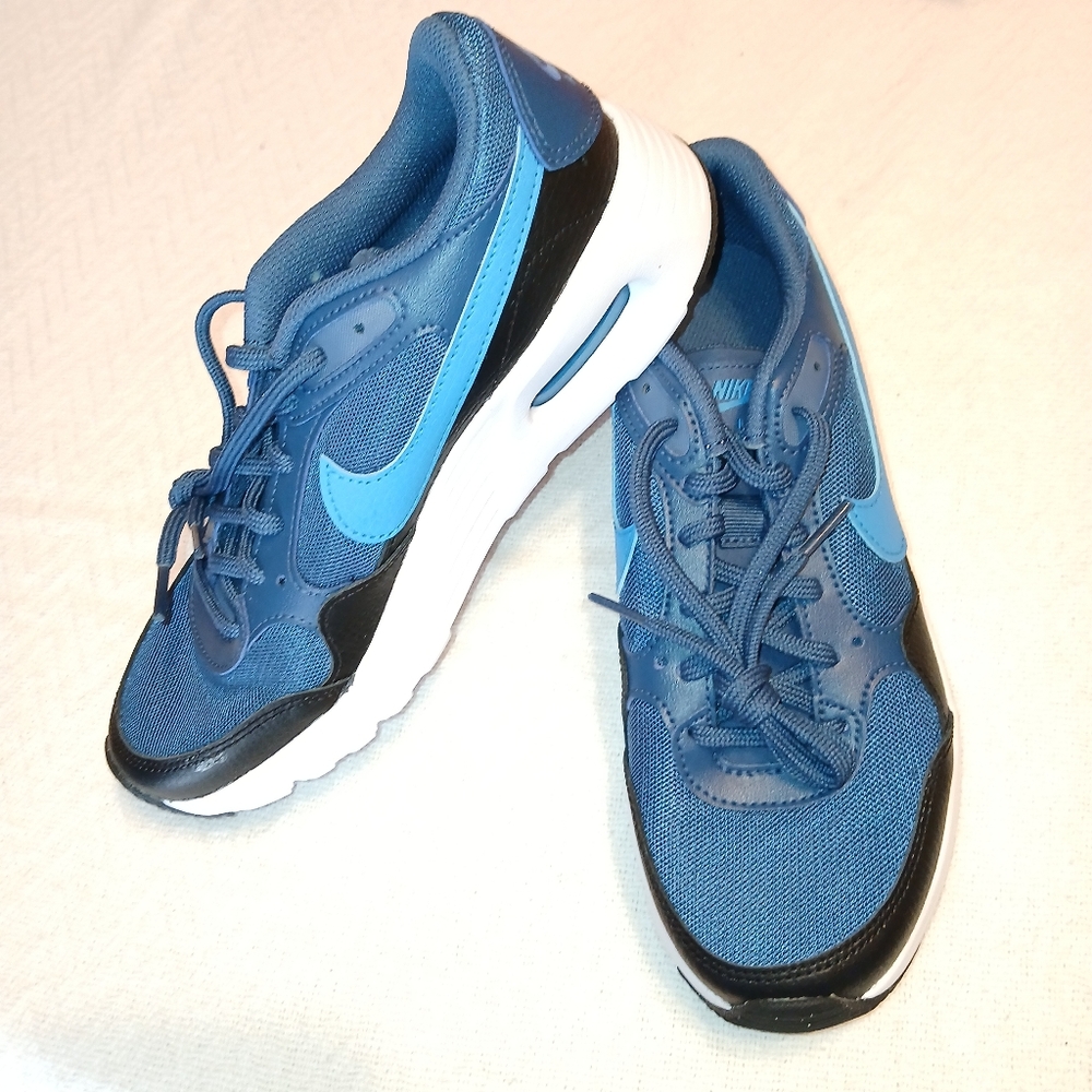 NWOT Sz.5Y Boys Nike SC (GS) Sneakers